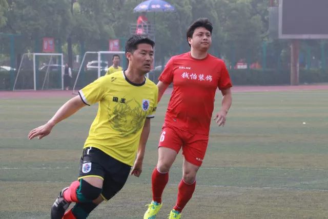 曼联主场仅以一人之优势失利于曼城，哈兰德争议进球成焦点